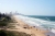 Почти три четверти австралийцев живут в крупных городах в прибрежных районах - пляжи являются неотъемлемой частью жизни австралийцев